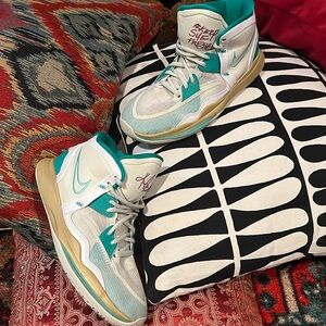 SUE BIRD X KYRIE INFINITY 'GOLDEN TRIBUTE'SKU: CZ0204 002